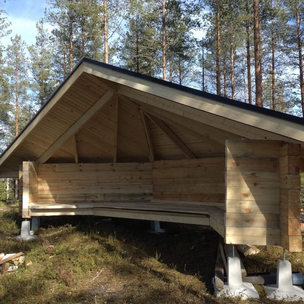 Hirsilaavu metsässä