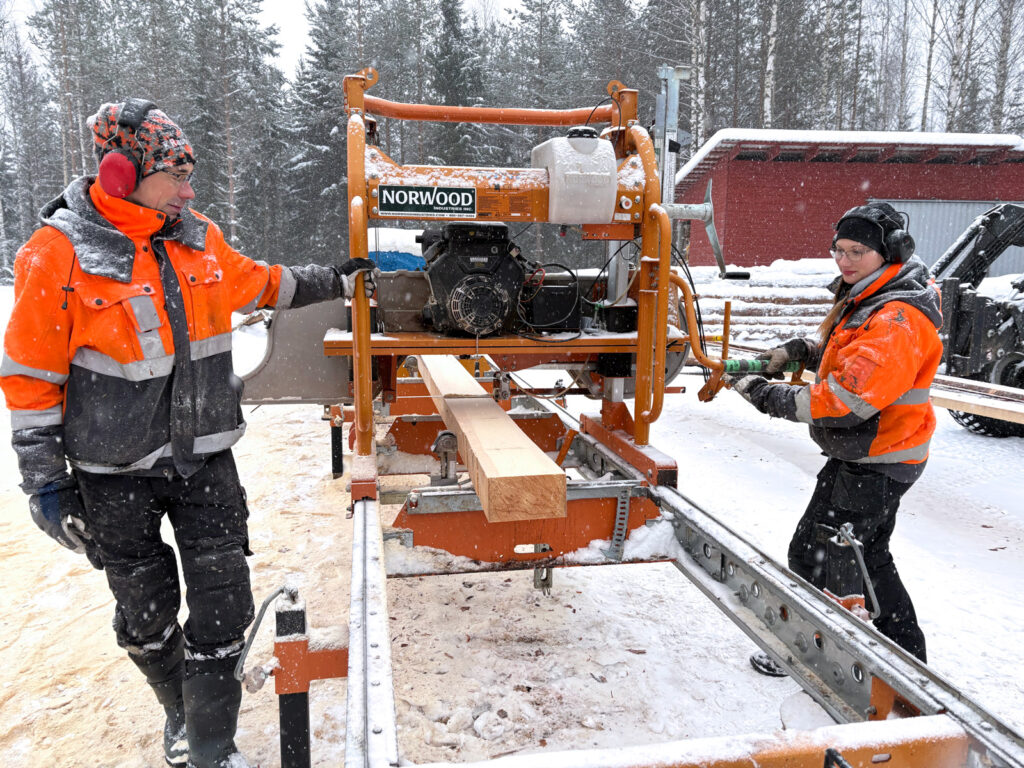 LockCornerin hyödyntämät puut kaadetaan ja sahataan talvella, jolloin niiden kosteuspitoisuus on jo valmiiksi alhaisimmillaan.