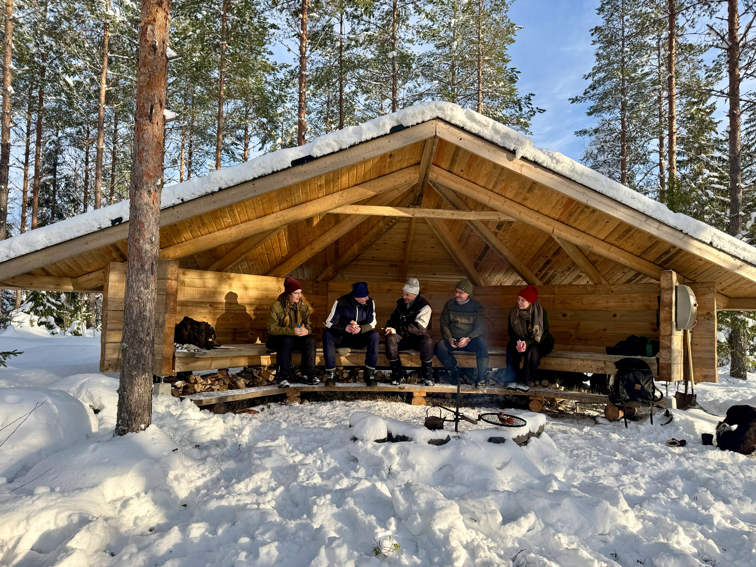Ulkoilijoita istumassa LockCornerin laavulla