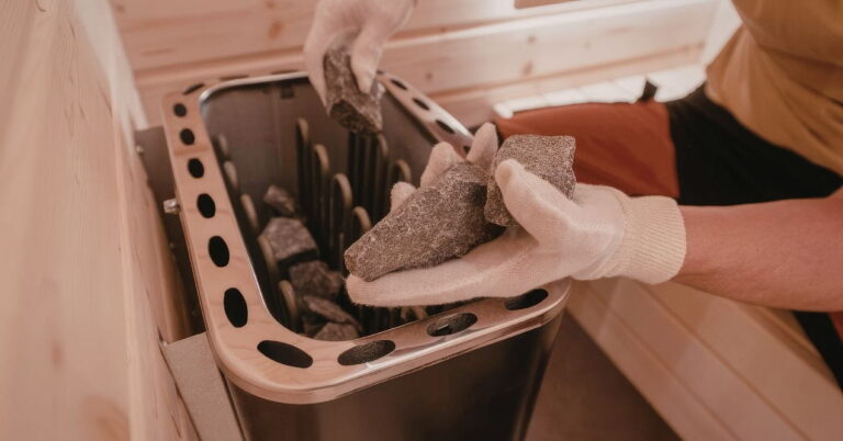 Kiuaskivien asettelussa tärkeintä on latoa ne ilmavasti.
