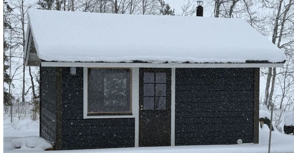 Talviasuttava vierasmaja edellyttää kesäasuttavaa paksummat hirret.